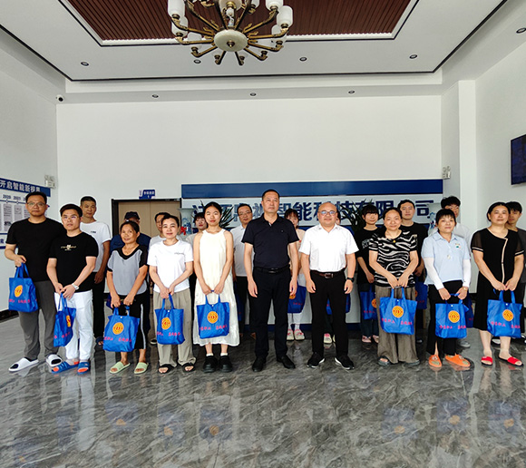 कर्मचारियों की देखभाल, गर्मियों में ठंडक पहुंचाना-शंघाई सिल्क ऑप्टिकल