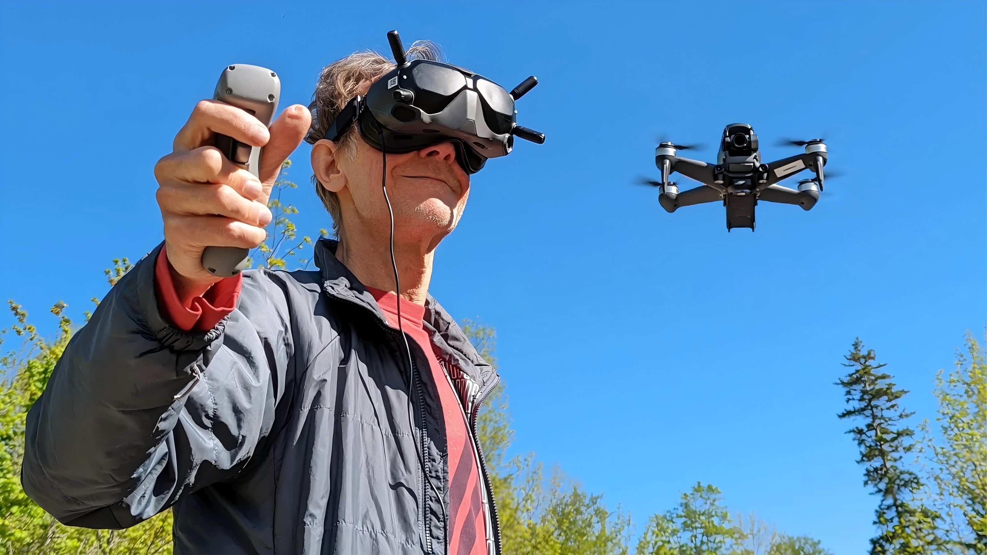 मिलीसेकंड मायने रखता है: कैसे एफपीवी-विशेषीकृत ऑप्टिक्स विलंबता को कम करता है और उच्च गति के दृश्यों को तेज करता है